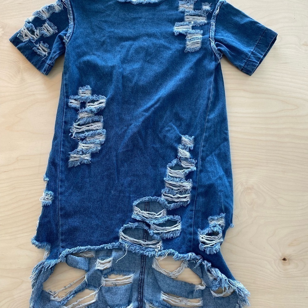 Fashion Nova Distressed Jean Dress size XS (CH)